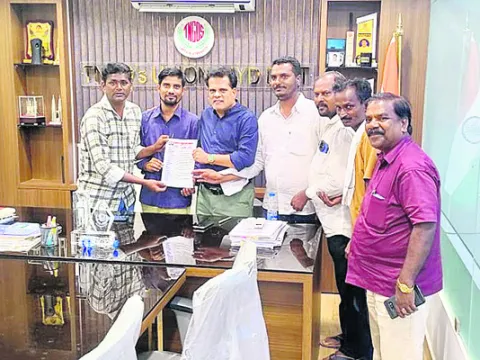సమస్యలు పరిష్కరించాలి