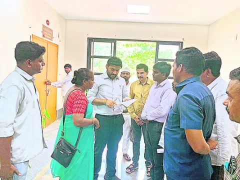 పెయింటింగ్‌ పనులు   పూర్తి చేయాలని వినతి
