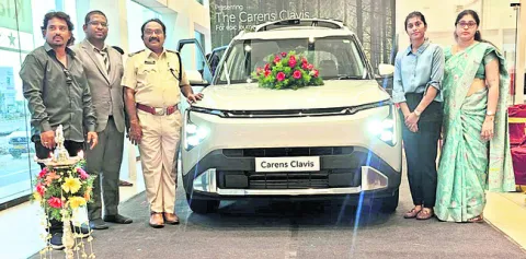 మార్కెట్‌లోకి ‘కియా కారెన్స్‌’ 
