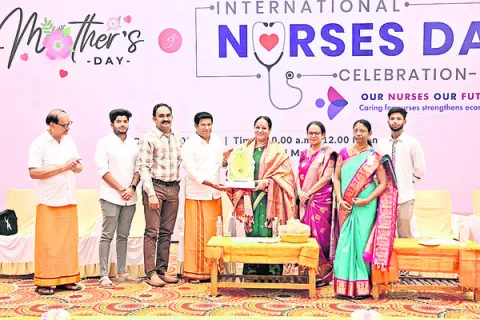 నర్సులు సేవాభావం కలిగి ఉండాలి 