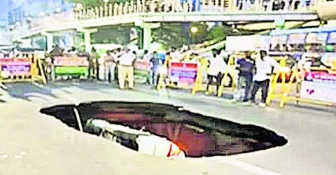 తరమణిలో భారీ గొయ్యి! 