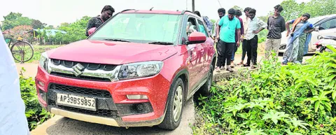 పెద్దేరు కాలువ వద్ద తప్పిన ప్రమాదం