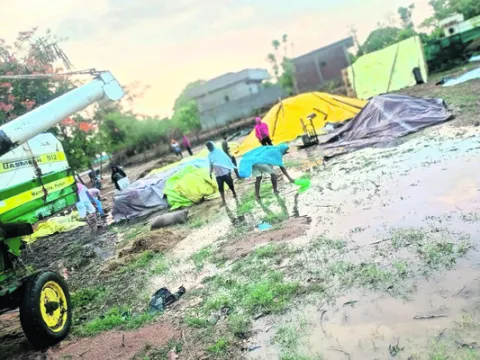 అకాల వర్షం.. తడిసిన ధాన్యం