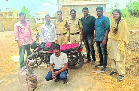 నల్లబెల్లం, పటిక తరలిస్తున్న  వ్యక్తి అరెస్టు