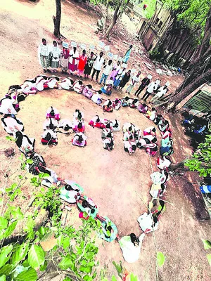 కమ్యూనిటీ హెల్త్‌ ఆఫీసర్ల వినూత్న నిరసన 