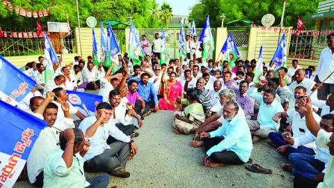 మంత్రి సవిత వల్లే ‘ప్రీకాట్‌’ మూత 
