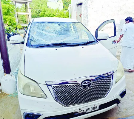 పెద్దవడుగూరులో రెచ్చిపోయిన జేసీ వర్గీయులు 
