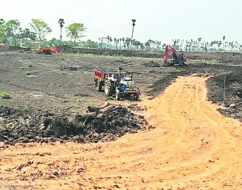 చెరువును చెరబట్టారు 