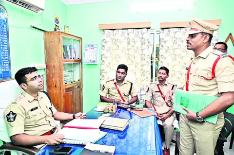 పరారీలో ఉన్న నిందితులను పట్టుకోండి 