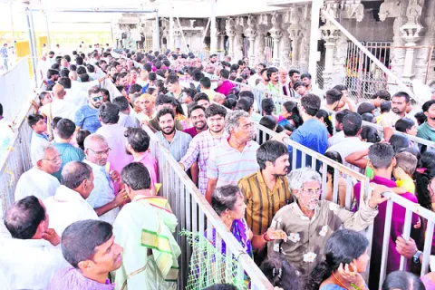 యాదగిరి క్షేత్రంలో కోలాహలం  
