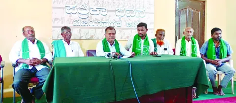 రైతులకు హక్కు పత్రాలు అందించాలి