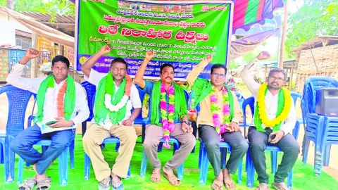 కొనసాగుతున్న గిరిజనుల దీక్షలు