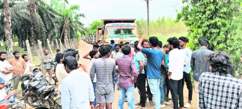 మట్టి లారీలపై గ్రామస్తుల ఆందోళన 