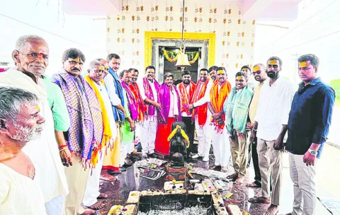 వైభవంగా విగ్రహ ప్రతిష్ఠాపన 