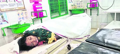 బైక్‌, వ్యాన్‌ ఢీకొని మహిళ మృతి 