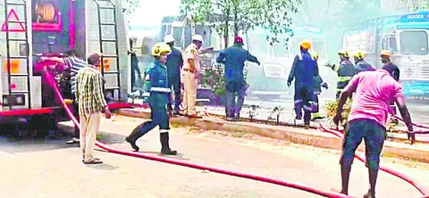 పెట్రోల్‌ ట్యాంకర్‌కు మంటలు 