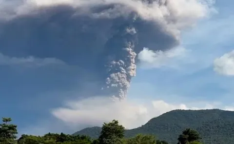 Indonesia Mount Lewotobi Laki-Laki Erupts Ash Cloud12