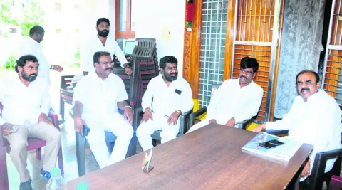 కేసులతో భయపెట్టాలని చూస్తున్న ప్రభుత్వం : అనంత 