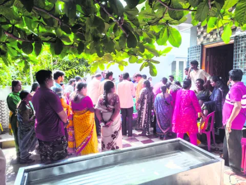 డాడీ.. ఫంక్షన్‌కు వెళ్లొస్తా! 
