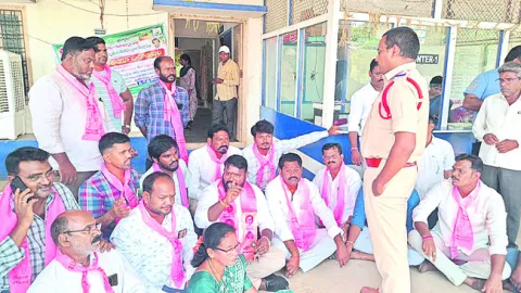 మున్సిపల్‌ ఎదుట బీఆర్‌ఎస్‌ ఆందోళన 
