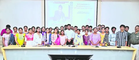 టెన్త్‌ టాపర్లకు కలెక్టర్‌ అభినందన