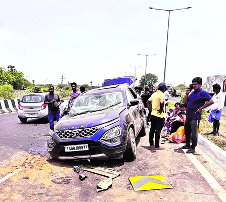 డివైడర్‌ను ఢీకొన్న కారు 