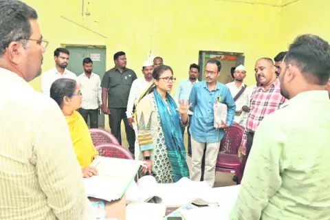భూ సమస్యలను త్వరగా పరిష్కరించాలి 
