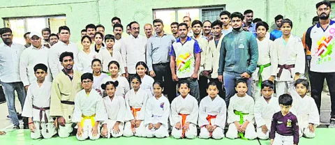బాల్యం నుంచే క్రీడాస్ఫూర్తి అలవరుచుకోవాలి 