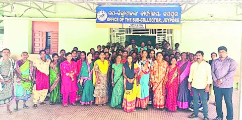 శాశ్వత పట్టాలు ఇవ్వాలి 