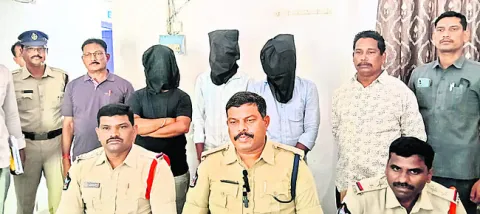 ముగ్గురు సైబర్‌ నేరగాళ్ల అరెస్ట్‌
