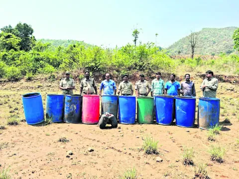 అక్రమ మద్యం తయారీ కేంద్రాలపై దాడులు