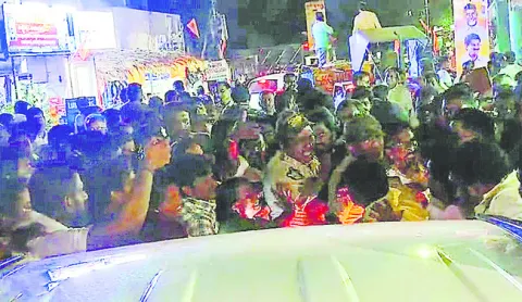 టీడీపీ నేతల కవ్వింపు చర్యలు 