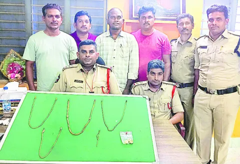 రూ.12.50 లక్షల విలువైన  బంగారం స్వాధీనం 