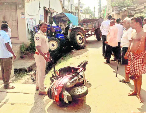 ట్రాక్టర్‌ ఢీకొనడంతో మహిళకు గాయాలు 
