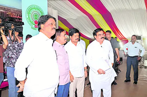 ప్రధాని సభ ఏర్పాట్లు పరిశీలించిన మంత్రులు 