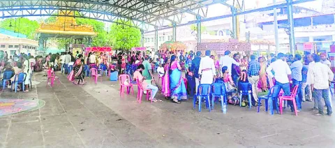 రత్నగిరికి పోటెత్తిన భక్తులు