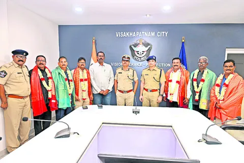 ఉద్యోగ విరమణ చేసిన సిబ్బందికి సీపీ సన్మానం 