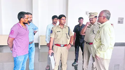 ‘నీట్‌’ కేంద్రాల వద్ద బందోబస్తు