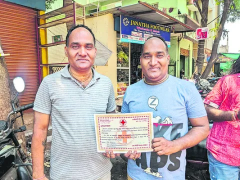 రక్త దాతలు.. ఈ కవలలు