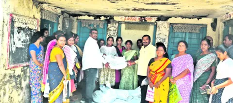 మహిళా సంఘాలకే స్కూల్‌ యూనిఫాంల బాధ్యత