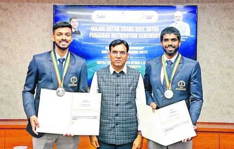 Satwiksairaj and Chirag Shetty awarded Khel Ratna5