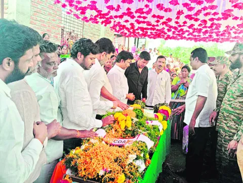 దేశ సేవలో తరిస్తున్న యువత ● సరిహద్దులో పహారా కాస్తున్న 