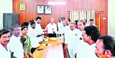 గౌరవమూ లేదు.. వేతనమూ రాదు
