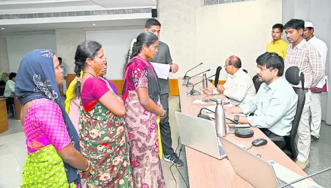 ప్రజావాణి దరఖాస్తులు త్వరగా పరిష్కరించాలి