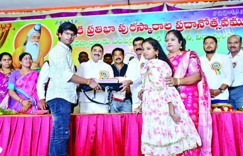 విద్యతోనే ఉజ్వల భవిత 