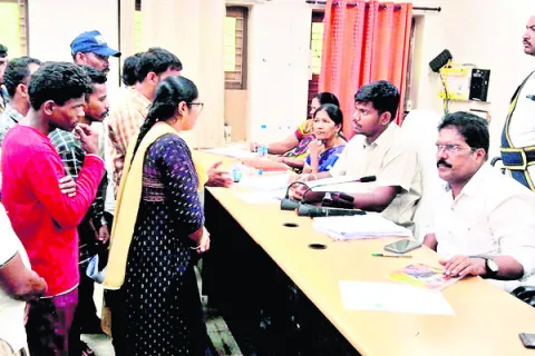 గిరిజనుల సమస్యల పరిష్కారానికి కృషి 