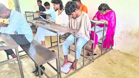 కాలితో పరీక్ష రాసిన శంకర్‌