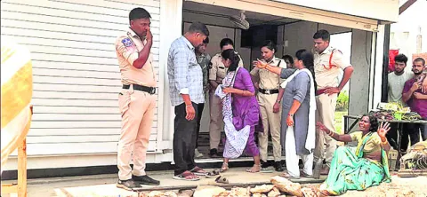 అక్రమ నిర్మాణం అడ్డగింతలో ఉద్రిక్తత