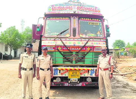 280 క్వింటాళ్ల జొన్నల పట్టివేత