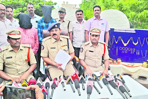 నగలు చోరీకి పాల్పడిన ఇద్దరు అరెస్టు 